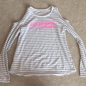 Girls off the shoulder long sleeve T-shirt.